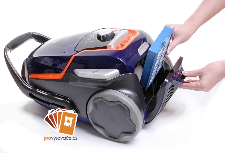 Vysunutý HEPA filtr ve vysavači Electrolux Ultra One