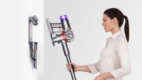 Dyson V8 absolute 23 Úhledné uložení a nabíjení